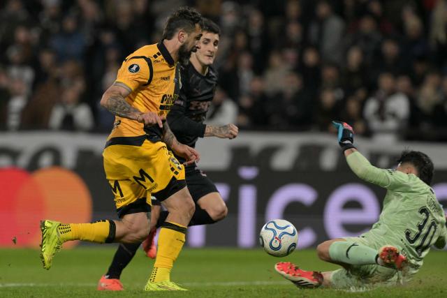 Coquimbo's Argentine forward #12 Lucas Pratto (L) fights for the ball with Platense's defender #25 Juan Saborido (back) and goalkeeper #30 Juan Cozzani during the first leg of the Copa Libertadores round of 16 football match between Argentina's Platense and Chile's Coquimbo Unido at the Ciudad de Vicente Lopez stadium in Vicente Lopez, Buenos Aires province, Argentina on August 12, 2026. (Photo by JUAN MABROMATA / AFP)