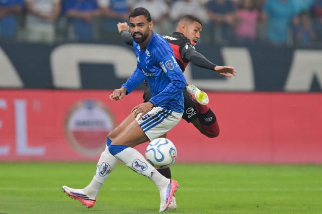 Cruzeiro's defender #15 Fabricio Bruno and Flamengo's forward #16 Samuel Lino fight for the ball during the first leg of the Copa Libertadores round of 16 football match between Brazilian teams Cruzeiro and Flamengo at the Mineirao stadium in Belo Horizonte, state of Minas Gerais, Brazil, on August 12, 2026. (Photo by DOUGLAS MAGNO / AFP)