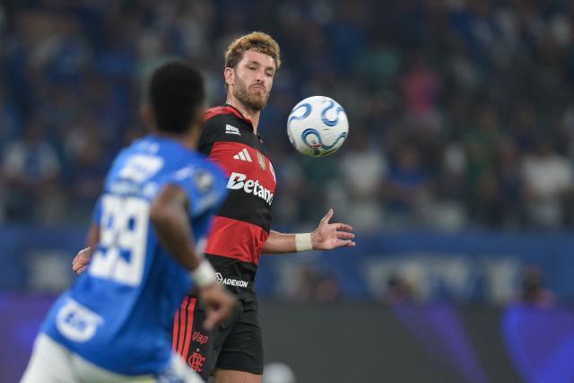 Cruzeiro's Ecuadorean forward Keny Arroyo and Flamengo's defender #04 Leo Pereira fight for the ball during the first leg of the Copa Libertadores round of 16 football match between Brazilian teams Cruzeiro and Flamengo at the Mineirao stadium in Belo Horizonte, state of Minas Gerais, Brazil, on August 12, 2026. (Photo by DOUGLAS MAGNO / AFP)