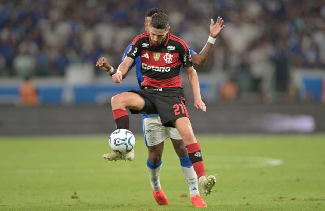 Flamengo's Italian midfielder #21 Jorginho and Cruzeiro's Ecuadorean forward Keny Arroyo fight for the ball during the first leg of the Copa Libertadores round of 16 football match between Brazilian teams Cruzeiro and Flamengo at the Mineirao stadium in Belo Horizonte, state of Minas Gerais, Brazil, on August 12, 2026. (Photo by DOUGLAS MAGNO / AFP)