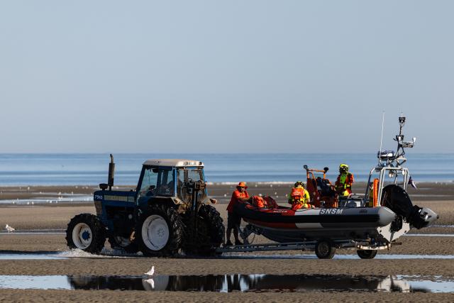 Members of the French sea rescue service SNSM prepare to launch their boat to escort a migrant boat attempting to cross the English Channel to Britain off the Fort-Mahon-Plage, northern France, on August 13, 2026. (Photo by Sameer Al-DOUMY / AFP)