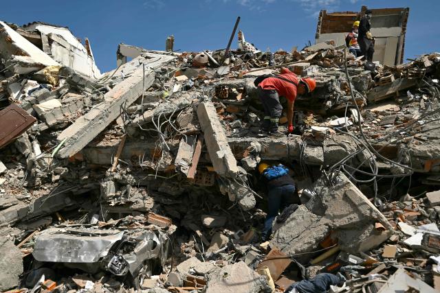 Rescuers and people search for survivors amid the rubble of a collapsed building three days after a 7.4 earthquake in Pereira, Colombia on August 13, 2026. Rescuers in Colombia were making last-ditch efforts to locate earthquake survivors early on August 13, 2026, as the critical 72-hour window for rescue operations neared its end. (Photo by Luis ACOSTA / AFP)