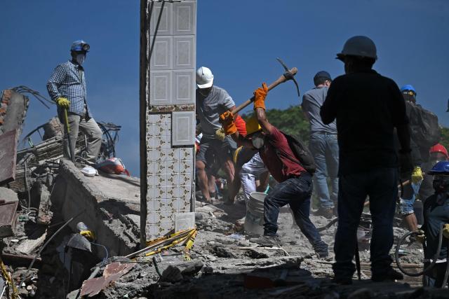 Rescuers help remove debris in Cali, Colombia, on August 13, 2026, three days after a 7.4 earthquake. Rescuers in Colombia were making last-ditch efforts to locate earthquake survivors early on August 13, 2026, as the critical 72-hour window for rescue operations neared its end. (Photo by Raul ARBOLEDA / AFP)