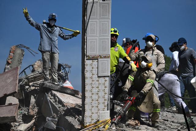Rescuers help remove debris in Cali, Colombia, on August 13, 2026, three days after a 7.4 earthquake. Rescuers in Colombia were making last-ditch efforts to locate earthquake survivors early on August 13, 2026, as the critical 72-hour window for rescue operations neared its end. (Photo by Raul ARBOLEDA / AFP)