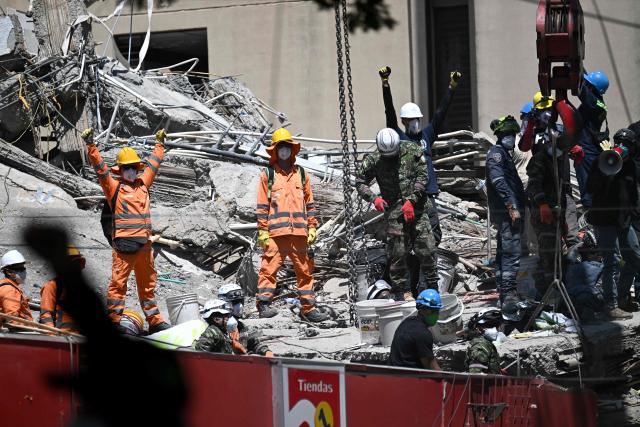 Rescuers call for silence in the search for survivors amid the rubble of a collapsed building in Cali, Colombia, on August 13, 2026, three days after a 7.4 earthquake. Rescuers in Colombia were making last-ditch efforts to locate earthquake survivors early on August 13, 2026, as the critical 72-hour window for rescue operations neared its end. (Photo by Joaquin SARMIENTO / AFP)