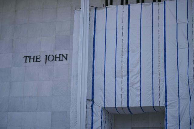 Scaffolding and a large protective tarp is covering part of the facade of the John F. Kennedy Center for the Performing Arts in Washington, DC, on August 13, 2026. The Kennedy Center’s board of directors, controlled by associates of Donald Trump, has voted to have the name of the American president restored on the facade of the prestigious Washington performing arts venue, US media reported on August 13. After installing his allies at the head of the institution’s board of directors, the Republican president had added his own name to that of his distant Democratic predecessor to rename it the “Trump Kennedy Center. (Photo by Brendan SMIALOWSKI / AFP)