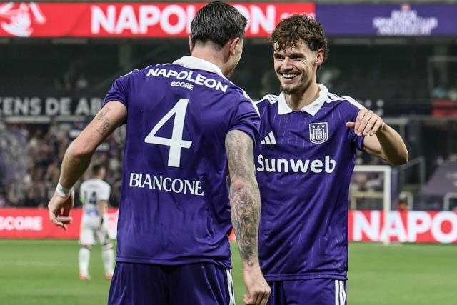 Anderlecht's Czech midfielder #18 Lukas Ambros (R) celebrates after scoring a goal during the UEFA Europa League third qualifying round - second leg football match between RSC Anderlecht and PAOK Thessaloniki at Lotto Park in Brussels on August 13, 2026. (Photo by BRUNO FAHY / Belga / AFP) / Belgium OUT