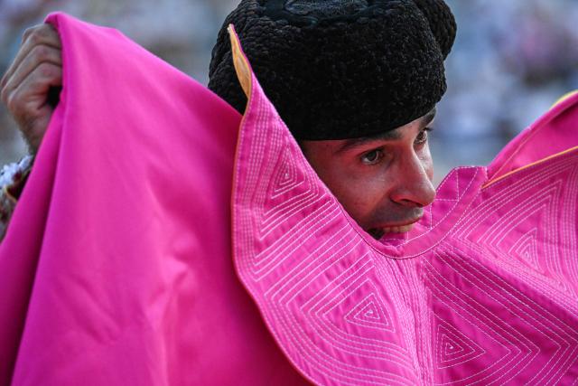 Spanish matador Alejandro Talavante grabs his capote (cape) in front of a El Parrajelo fighting bull during the Feria in Beziers, southern France on August 13, 2026. (Photo by Gabriel BOUYS / AFP)