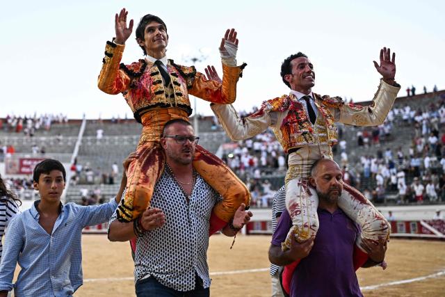 French matador Sebastien Castella (L) and Spanish matador David de Miranda salute after facing El Parrajelo fighting bulls during the Feria in Beziers, southern France on August 13, 2026. (Photo by Gabriel BOUYS / AFP)