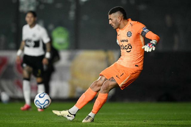 Olimpia's Uruguayan goalkeeper #01 Gaston Olveira kicks the ball during the first leg of the Copa Sudamericana round of 16 football match between Brazil's Vasco da Gama and Paraguay's Olimpia, at the Sao Januario stadium in Rio de Janeiro, Brazil, on August 13, 2026. (Photo by MAURO PIMENTEL / AFP)