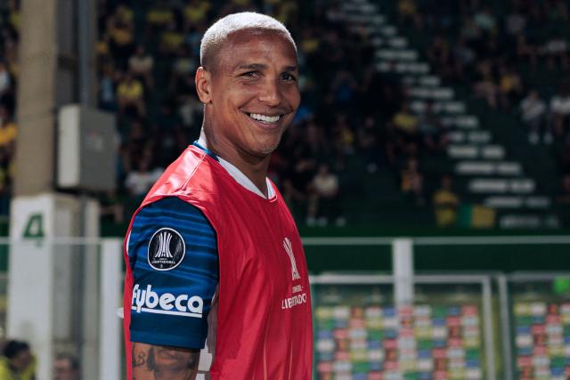 Liga de Quito's Brazilian forward #16 Deyverson smiles during the first leg of the Copa Libertadores round of 16 football match between Brazil's Mirassol and Ecuador's Liga de Quito at the Jose Maria de Campos Maia stadium in Mirassol, state of Sao Paulo, Brazil, on August 13, 2026. (Photo by Rapha MARQUES / AFP)