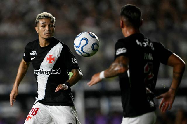 Vasco da Gama's midfielder #28 Adson looks at the ball during the first leg of the Copa Sudamericana round of 16 football match between Brazil's Vasco da Gama and Paraguay's Olimpia, at the Sao Januario stadium in Rio de Janeiro, Brazil, on August 13, 2026. (Photo by MAURO PIMENTEL / AFP)