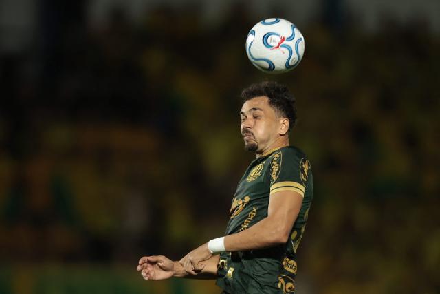 Mirassol's midfielder #33 Eduardo heads the ball during the first leg of the Copa Libertadores round of 16 football match between Brazil's Mirassol and Ecuador's Liga de Quito at the Jose Maria de Campos Maia stadium in Mirassol, state of Sao Paulo, Brazil, on August 13, 2026. (Photo by RAPHA MARQUES / AFP)