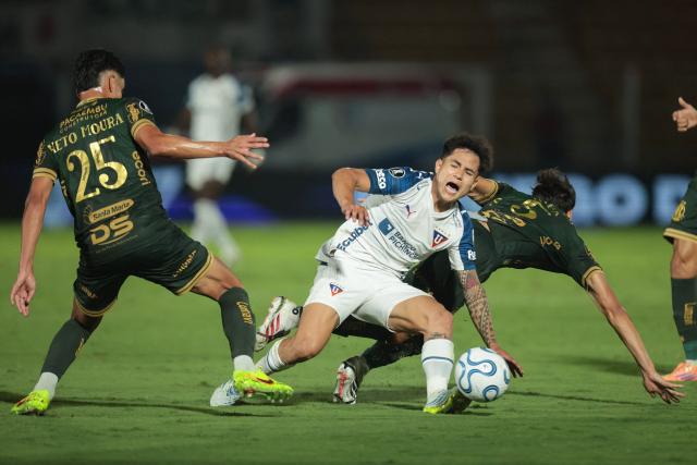 Liga de Quito's Peruvian midfielder #8 Jesus Pretell fights for the ball with Mirassol's midfielders #25 Neto Moura and #05 Japa during the first leg of the Copa Libertadores round of 16 football match between Brazil's Mirassol and Ecuador's Liga de Quito at the Jose Maria de Campos Maia stadium in Mirassol, state of Sao Paulo, Brazil, on August 13, 2026. (Photo by RAPHA MARQUES / AFP)