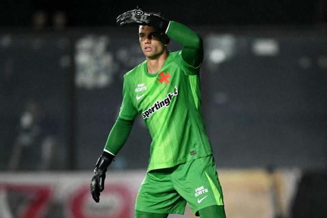 Vasco da Gama's goalkeeper #01 Leo Jardim looks on during the first leg of the Copa Sudamericana round of 16 football match between Brazil's Vasco da Gama and Paraguay's Olimpia, at the Sao Januario stadium in Rio de Janeiro, Brazil, on August 13, 2026. (Photo by MAURO PIMENTEL / AFP)