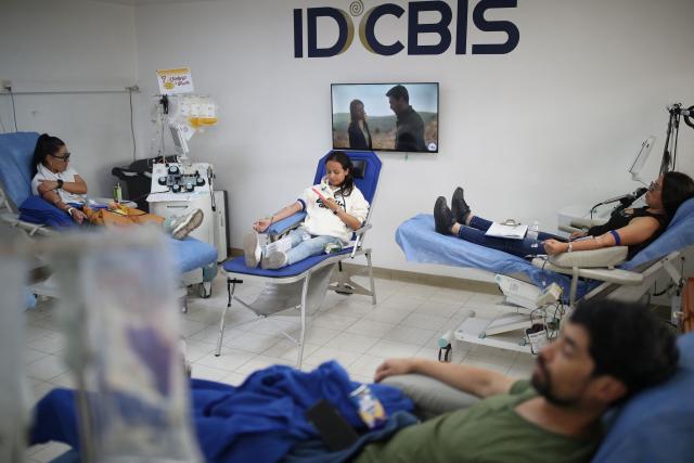 Volunteers donate blood for people affected by the August 10 earthquake at the IDCBIS District Blood Bank in Bogota on August 13, 2026. Rescuers in Colombia were making last-ditch efforts to locate earthquake survivors early on August 13, as the critical 72-hour window for rescue operations neared its end. (Photo by ESTEBAN VEGA LA-ROTTA / AFP)