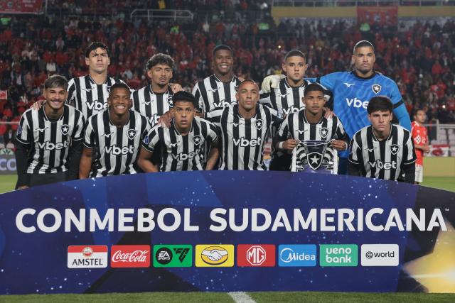 Botafogo players pose for a picture before the start of the first leg of the Copa Sudamericana round of 16 football match between Peru's Cienciano and Brazil's Botafogo, at the Inca Garcilaso de la Vega stadium in Cusco, Peru, on August 13, 2026. (Photo by Jose Angulo / AFP)