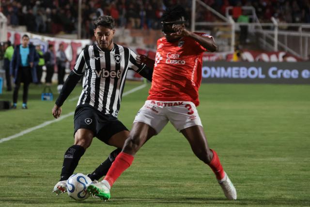 Botafogo's Uruguayan defender #04 Mateo Ponte and Cienciano's Ecuadorean defender #03 Kevin Becerra fight for the ball during the first leg of the Copa Sudamericana round of 16 football match between Peru's Cienciano and Brazil's Botafogo, at the Inca Garcilaso de la Vega stadium in Cusco, Peru, on August 13, 2026. (Photo by Jose Angulo / AFP)