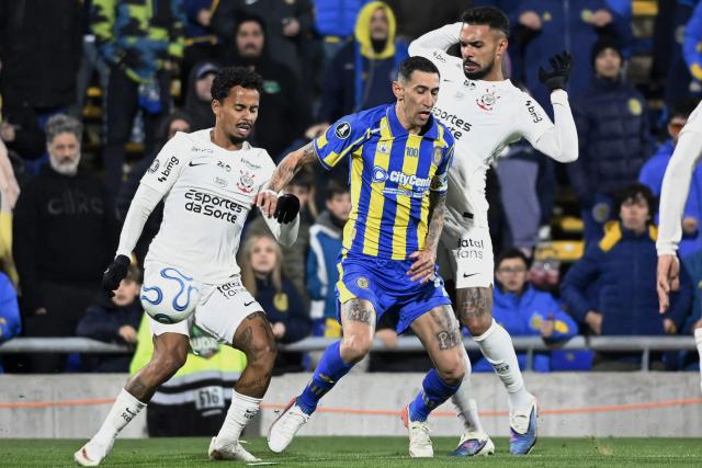 Rosario Central's forward #11 Angel Di Maria fights for the ball with Corinthians' midfielders #29 Allan and #14 Raniele during the first leg of the Copa Libertadores round of 16 football match between Argentina's Rosario Central and Brazil's Corinthians at the Gigante de Arroyito stadium in Rosario, Santa Fe province, Argentina, on August 13, 2026. (Photo by Marcelo Manera / AFP)