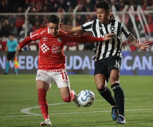 Cienciano's Argentine forward #11 Neri Bandiera and Botafogo's forward #11 Matheus Martins fight for the ball during the first leg of the Copa Sudamericana round of 16 football match between Peru's Cienciano and Brazil's Botafogo, at the Inca Garcilaso de la Vega stadium in Cusco, Peru, on August 13, 2026. (Photo by Jose Angulo / AFP)