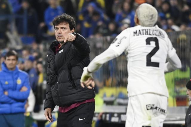 Corinthians' head coach Fernando Diniz gestures during the first leg of the Copa Libertadores round of 16 football match between Argentina's Rosario Central and Brazil's Corinthians at the Gigante de Arroyito stadium in Rosario, Santa Fe province, Argentina, on August 13, 2026. (Photo by Marcelo Manera / AFP)