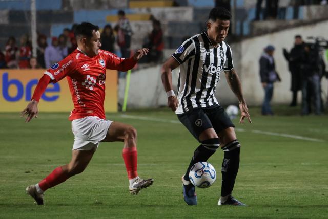 Cienciano's midfielder #29 Ademar Robles and Botafogo's forward #11 Matheus Martins fight for the ball during the first leg of the Copa Sudamericana round of 16 football match between Peru's Cienciano and Brazil's Botafogo, at the Inca Garcilaso de la Vega stadium in Cusco, Peru, on August 13, 2026. (Photo by Jose Angulo / AFP)