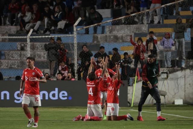 Cienciano players celebrate after scoring during the first leg of the Copa Sudamericana round of 16 football match between Peru's Cienciano and Brazil's Botafogo, at the Inca Garcilaso de la Vega stadium in Cusco, Peru, on August 13, 2026. (Photo by Jose Angulo / AFP)