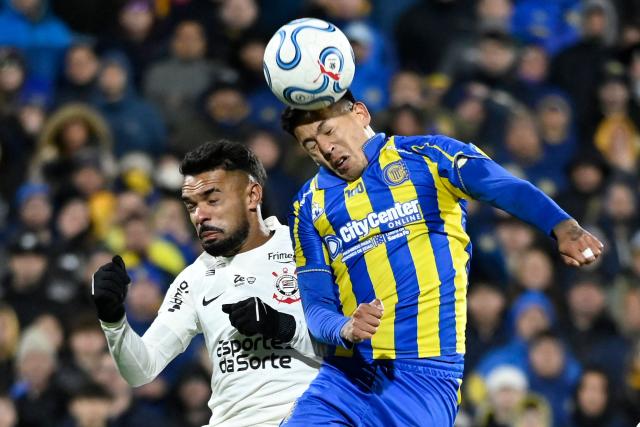 Corinthians' midfielder #14 Raniele and Rosario Central's defender #32 Emanuel Coronel jump for a header during the first leg of the Copa Libertadores round of 16 football match between Argentina's Rosario Central and Brazil's Corinthians at the Gigante de Arroyito stadium in Rosario, Santa Fe province, Argentina, on August 13, 2026. (Photo by Marcelo Manera / AFP)