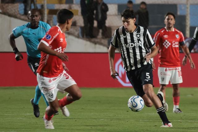 Cienciano's midfielder #39 Henry Caparo and Botafogo's Venezuelan defender #05 Nahuel Ferraresi fight for the ball during the first leg of the Copa Sudamericana round of 16 football match between Peru's Cienciano and Brazil's Botafogo, at the Inca Garcilaso de la Vega stadium in Cusco, Peru, on August 13, 2026. (Photo by Jose Angulo / AFP)