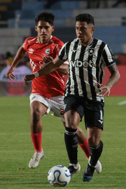 Cienciano's midfielder #39 Henry Caparo and Botafogo's forward #11 Matheus Martins fight for the ball during the first leg of the Copa Sudamericana round of 16 football match between Peru's Cienciano and Brazil's Botafogo, at the Inca Garcilaso de la Vega stadium in Cusco, Peru, on August 13, 2026. (Photo by Jose Angulo / AFP)