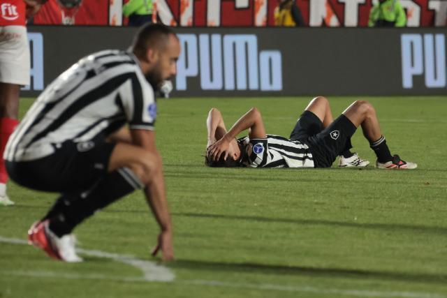 Botafogo players react at the end of the first leg of the Copa Sudamericana round of 16 football match between Peru's Cienciano and Brazil's Botafogo, at the Inca Garcilaso de la Vega stadium in Cusco, Peru, on August 13, 2026. (Photo by Jose Angulo / AFP)