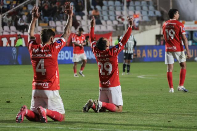Players react at the end of the first leg of the Copa Sudamericana round of 16 football match between Peru's Cienciano and Brazil's Botafogo, at the Inca Garcilaso de la Vega stadium in Cusco, Peru, on August 13, 2026. (Photo by Jose Angulo / AFP)