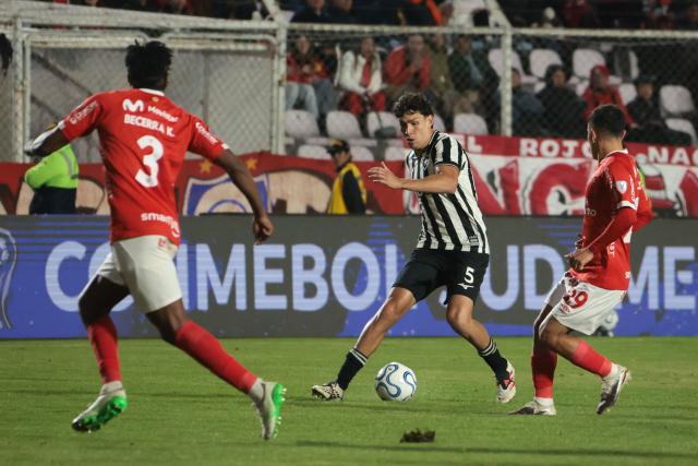 Botafogo's Venezuelan defender #05 Nahuel Ferraresi fights for the ball with Cienciano's Ecuadorean defender #03 Kevin Becerra and Cienciano's midfielder #29 Ademar Robles during the first leg of the Copa Sudamericana round of 16 football match between Peru's Cienciano and Brazil's Botafogo, at the Inca Garcilaso de la Vega stadium in Cusco, Peru, on August 13, 2026. (Photo by Jose Angulo / AFP)