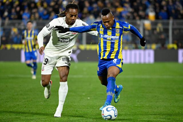 Corinthians' Peruvian forward #19 Andre Carrillo and Rosario Central's Colombian midfielder #08 Jaminton Campaz fight for the ball during the first leg of the Copa Libertadores round of 16 football match between Argentina's Rosario Central and Brazil's Corinthians at the Gigante de Arroyito stadium in Rosario, Santa Fe province, Argentina, on August 13, 2026. (Photo by Marcelo Manera / AFP)