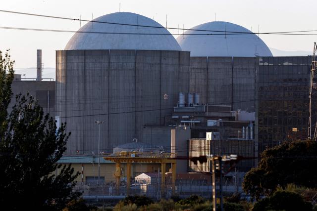 (FILES) This image taken on June 26, 2025 shows the Almaraz nuclear power plant in Almaraz, western Spain. Spain's socialist government extended the operation of the nuclear power plant of Almaraz, the largest power in Spain, until June 8, 2030, according to an order published on August 14, 2026 in the Official Gazette. (Photo by OSCAR DEL POZO / AFP)