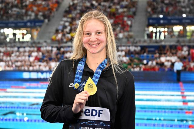 Gold medallist  Neutral Athlete B's Evegeniia Chikunova  poses after the women's 200m breaststroke swimming event during the LEN European Aquatics Championships at the Olympic Aquatic Centre in Saint-Denis, northern suburbs of Paris, on August 14, 2026. (Photo by JULIEN DE ROSA / AFP)