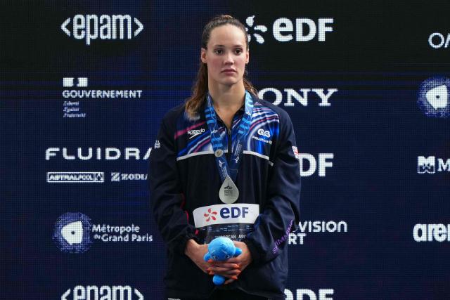 Britain's Angharad Evans poses with her silver medal on the podium of the women's 200m breaststroke swimming event during the LEN European Aquatics Championships at the Olympic Aquatic Centre in Saint-Denis, northern suburbs of Paris, on August 14, 2026. (Photo by Dimitar DILKOFF / AFP)