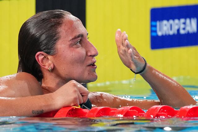 Italy's Simona Quadarella reacts after winning the final of the women's 1500m freestyle swimming event during the LEN European Aquatics Championships at the Olympic Aquatic Centre in Saint-Denis, northern suburbs of Paris, on August 14, 2026. (Photo by SEBASTIEN BOZON / AFP)