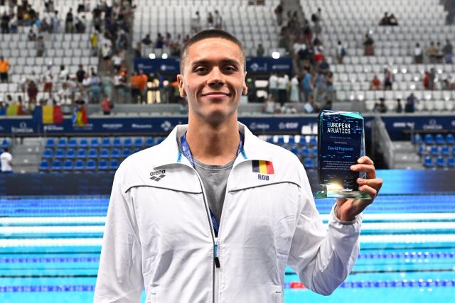 Romania's David Popovici poses with his award for best male swimmer of 2025 during the LEN European Aquatics Championships at the Olympic Aquatic Centre in Saint-Denis, northern suburbs of Paris, on August 14, 2026. (Photo by JULIEN DE ROSA / AFP)
