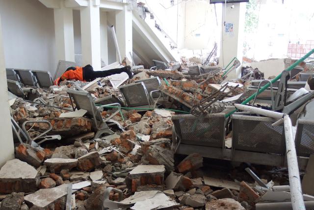 A rescue team searches for victims in the ruins of the Laurensius Say Port in Maumere, Sikka, East Nusa Tenggara on August 15, 2026, after a magnitude 7.7 earthquake struck Flores Island. (Photo by ARNOLD WELIANTO / AFP)