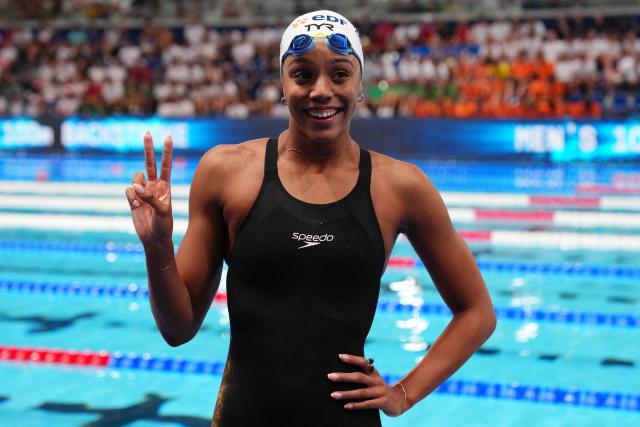 France's Mary-Ambre Moluh celebrates winning the final of the women's 100m backstroke swimming event during the LEN European Aquatics Championships at the Olympic Aquatic Centre in Saint-Denis, northern suburbs of Paris, on August 15, 2026. (Photo by Dimitar DILKOFF / AFP)