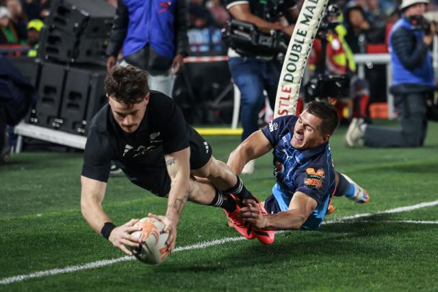 New Zealand's wing Leroy Carter (L) scores a try during the rugby union tour match between New Zealand and The Bulls at Loftus Versfeld Stadium in Pretoria on August 15, 2026. (Photo by PHILL MAGAKOE / AFP)