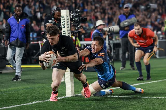TOPSHOT - New Zealand's wing Leroy Carter (L) dives to score a try during the rugby union tour match between New Zealand and The Bulls at Loftus Versfeld Stadium in Pretoria on August 15, 2026. (Photo by PHILL MAGAKOE / AFP)
