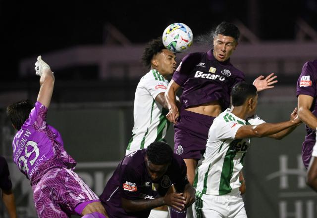 FC Porto's Argentine defender #18 Nehuen Perez heads the ball and scores his team's first goal during the Portuguese League football match between Rio Ave and FC Porto at Rio Ave FC - Dos Arcos stadium in Vila do Conde, on August 15, 2026. (Photo by Miguel RIOPA / AFP)