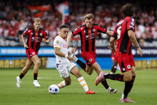 PSV Eindhoven's US defender #08 Sergino Dest (C-L) fights for the ball with Excelsior's Dutch defender #14 Jan Plug (C-R) during the Dutch Eredivisie football match between Excelsior and PSV Eindhoven at Van Donge De Roo Stadion in Rotterdam on August 15, 2026. (Photo by MAURICE VAN STEEN / ANP / AFP) / Netherlands OUT