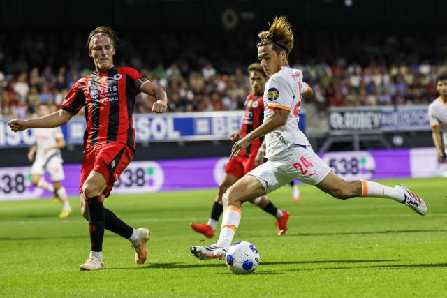 PSV Eindhoven's Japanese midfielder #24 Kodai Sano (R) shoots the ball during the Dutch Eredivisie football match between Excelsior and PSV Eindhoven at Van Donge De Roo Stadion in Rotterdam on August 15, 2026. (Photo by MAURICE VAN STEEN / ANP / AFP) / Netherlands OUT