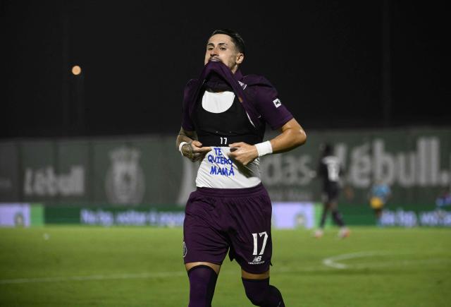 FC Porto's Spanish forward #17 Borja Sainz celebrates scoring his team's second goal during the Portuguese League football match between Rio Ave and FC Porto at Rio Ave FC - Dos Arcos stadium in Vila do Conde, on August 15, 2026. (Photo by Miguel RIOPA / AFP)