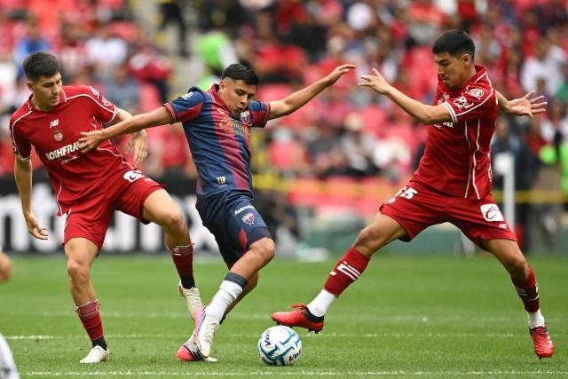 Toluca's Argentine forward #05 Franco Romero, midfielder #35 Erick Gutierrez (R) and Atlante's midfielder #10 Octavio Vazquez (C) fight for the ball during the Liga MX Apertura tournament football match between Atlante and Toluca at Banorte stadium in Mexico City on August 15, 2026. (Photo by CARL DE SOUZA / AFP)