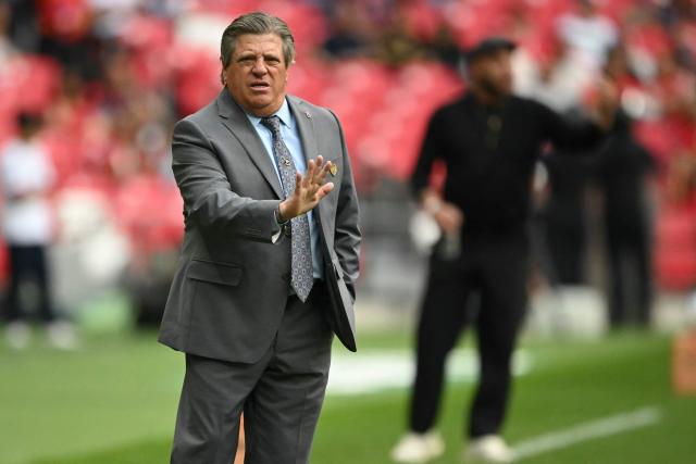 Atlante's head coach Miguel Herrera gestures during the Liga MX Apertura tournament football match between Atlante and Toluca at Banorte stadium in Mexico City on August 15, 2026. (Photo by CARL DE SOUZA / AFP)