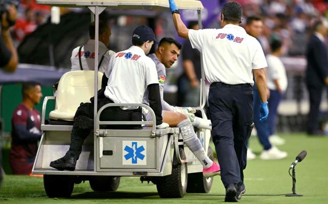 Toluca's goalkeeper #22 Luis Garcia leaves the field injured during the Liga MX Apertura tournament football match between Atlante and Toluca at Banorte stadium in Mexico City on August 15, 2026. (Photo by CARL DE SOUZA / AFP)